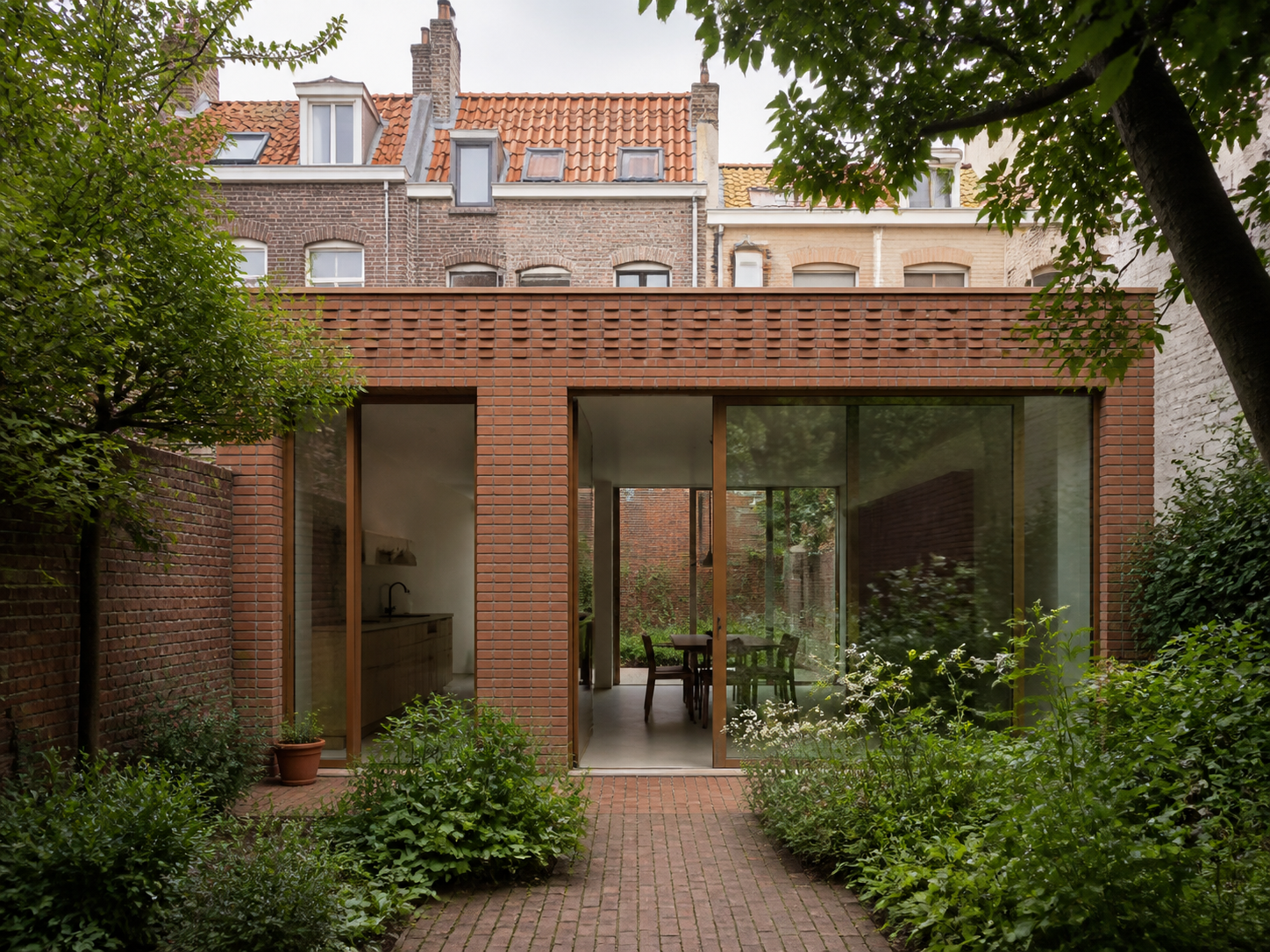Extension contemporaine en brique à Lille